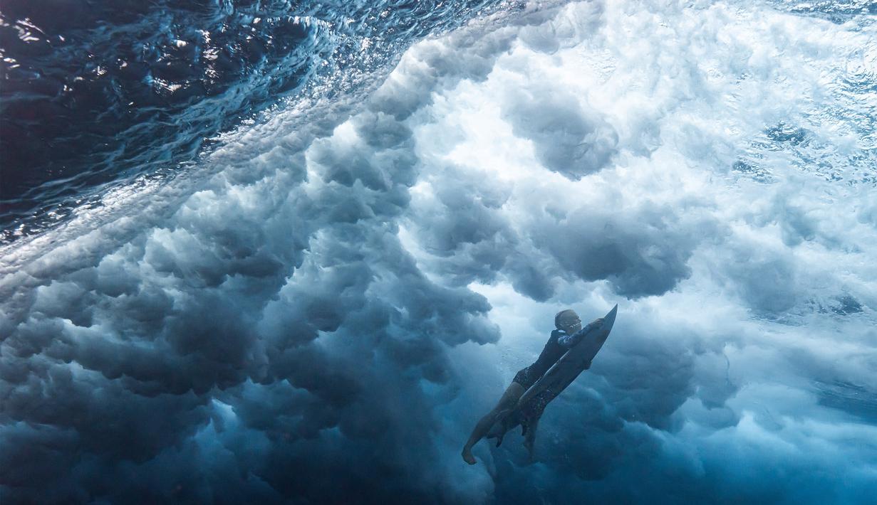 Foto underwater menunjukkan atlet selancar asal Brasil, Tatiana Weston-Webb, berjuang menembus ombak yang ganas dalam kegiatan WSL Shiseido Tahiti pro surfing event di Teahupo'o, Tahiti, Polenesia Prancis, Jumat (11/8/2023). (AFP/Ben Thouard)