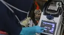 Petugas memeriksa kantong darah di kantor PMI DKI Jakarta, Jumat (20/3/2020). Dampak meluasnya Virus Corona COVID-19, stok darah di PMI Jakarta menurun 60 - 70 persen hingga membuat pihak rumah sakit membuka donor darah atau mengirim pendonor ke PMI. (Liputan6.com/Herman Zakharia)