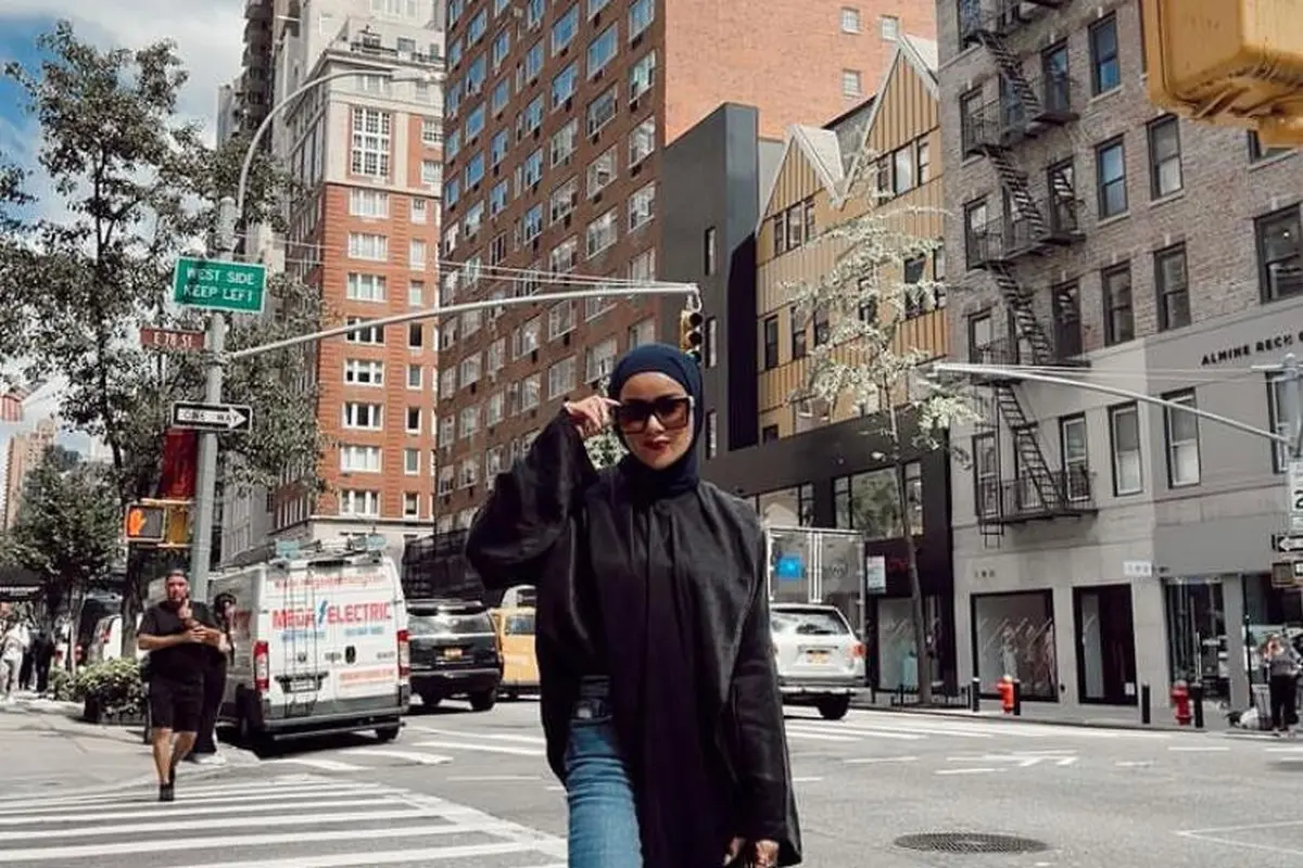 6 Potret Street Style Olla Ramlan di New York, Curi Perhatian Tenteng Tas Rp812 Juta