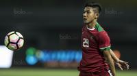 Bek Timnas Indonesia U-19, Firza Andika, mengontrol bola saat melawan Kamboja U-19 pada laga persahabatan di Stadion Patriot, Bekasi, Rabu (4/10/2017). Indonesia menang 2-0 atas Kamboja. (Bola.com/Vitalis Yogi Trisna)