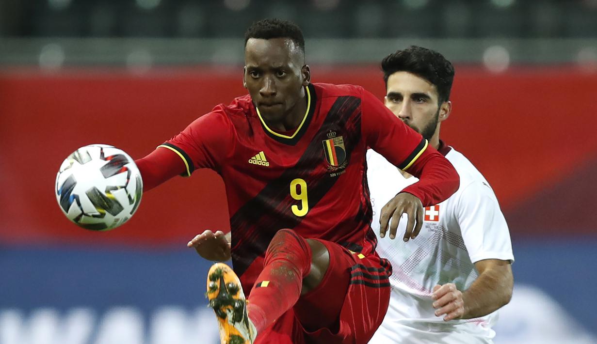Pemain Belgia, Dodi Lukebakio mengontrol bola dibayangi pemain Swiss, Eray Comert, dalam pertandingan uji coba Internasional di Stadion King Power, Belgia, Kamis (12/11/2020) dini hari WIB. Belgia mengalahkan Swiss 2-1. (AP Photo/Francisco Seco).