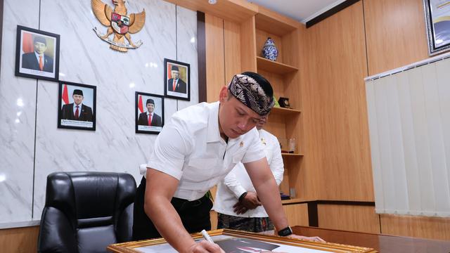 Menteri Agraria dan Tata Ruang/Kepala Badan Pertanahan Nasional (ATR/BPN) Agus Harimurti Yudhoyono (AHY) di Kantor Pertanahan Kabupaten Badung, Bali, Kamis (13/6/2024). (Arief/Liputan6.com)