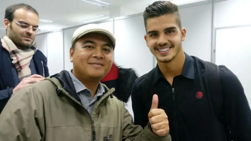 Andre Silva melayani fans dan wartawan yang meminta tanda tangan dan foto bersama di mixed zone Stadion Ernst Happel. (Bola.com/Reza Khomaini)