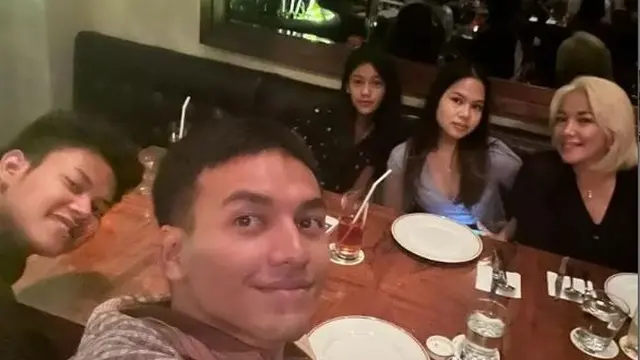 Jarang Tersorot, Ini 6 Momen Kebersamaan Jefri Nichol dan Keluarga