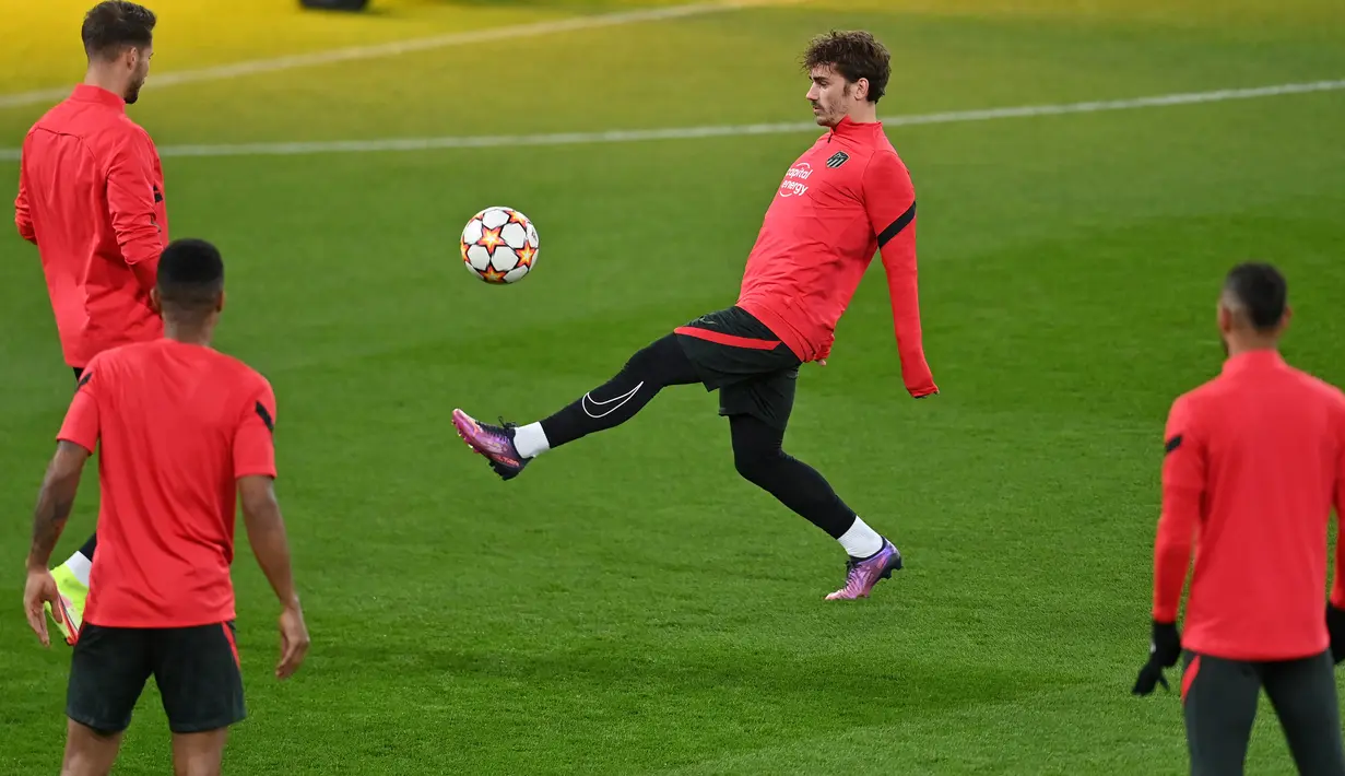 Striker Atletico Madrid Prancis Antoine Griezmann (tengah) menghadiri sesi latihan di stadion Old Trafford di Manchester, Senin (14/3/2022). Atletico Madrid akan bertandang ke Manchester United (MU) di laga leg kedua babak 16 besar Liga Champions pada Rabu, 16 Maret 2022. . (Paul ELLIS / AFP)