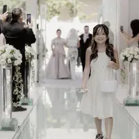 Gempita pun hadir sebagai Flower girls, yang bertugas sebagai pembuka acara saat prosesi masuknya kedua mempelai ke dalam lorong sambil membawa bunga. [@gritteagatha]