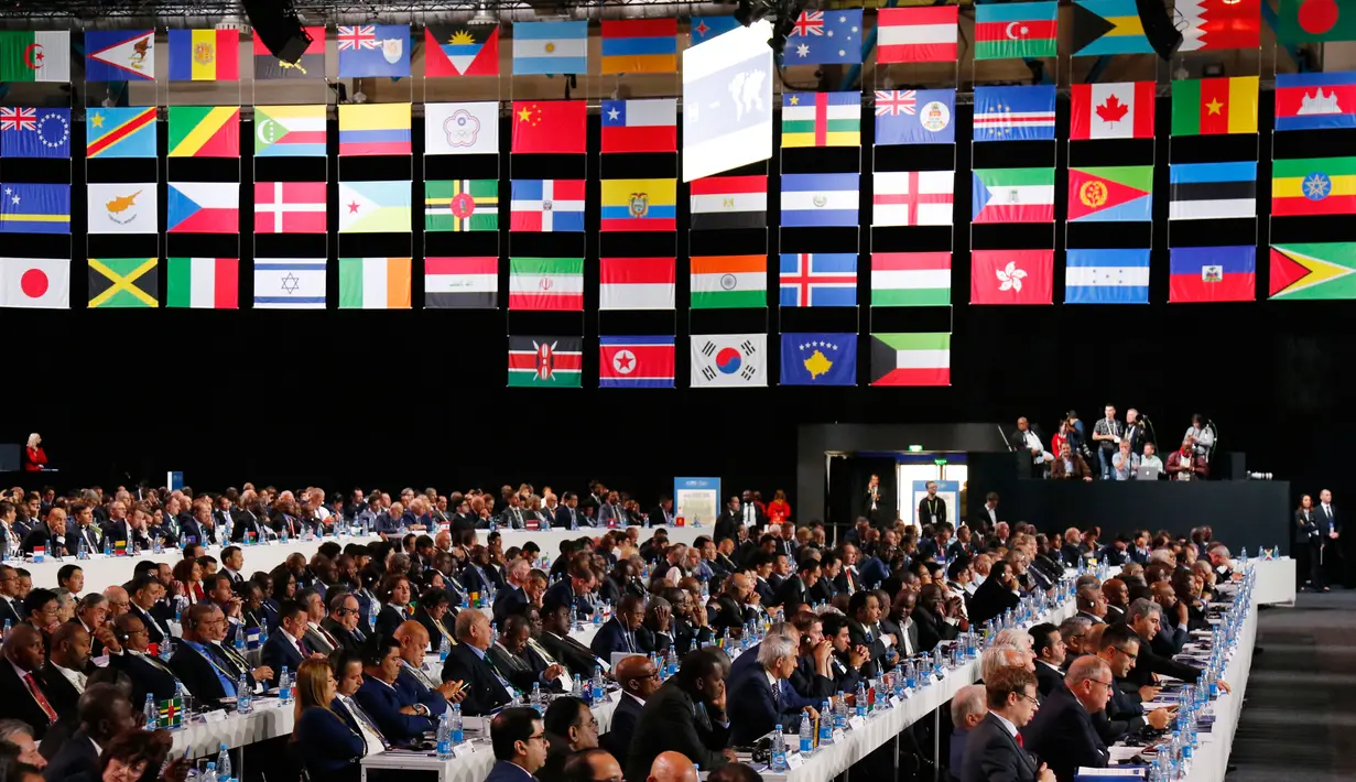 Suasana kongres FIFA di Moskow, Rusia, Rabu (13/6). Amerika Serikat, Meksiko, dan Kanada yang mengajukan sebagai tuan rumah bersama pada Piala Dunia 2018 bersaing dengan Maroko. (AP Photo/Alexander Zemlianichenko)