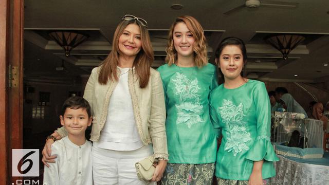 [Bintang] Tamara Blezynski dan Mike Lewis di Pernikahan Kimberly Ryder