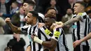 Sejak diakuisisi oleh Konsorsium Arab Saudi pada Oktober 2021, Newcastle United menjelma menjadi tim kaya raya dengan kemampuan finansial selangit hingga mampu mendatangkan pemain-pemian bekualitas hingga mampu bersaing di papan atas Liga Inggris musim 2022/2023. Dari deretan pemain mahal yang dimiliki The Magpies, beberapa di antaranya berasal dari para pemain lokal Inggris. Seperti 5 pemain Inggris berikut dengan nilai pasar tertinggi dalam skuad Newcastle United pada musim 2022/2023. (AFP/Oli Scarff)