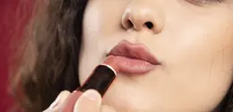Lip contouring memanfaatkan permainan garis, warna, dan cahaya untuk menciptakan ilusi bibir yang tampak lebih penuh dan berdimensi tanpa prosedur tambahan. (Foto/Dok: Magnific)