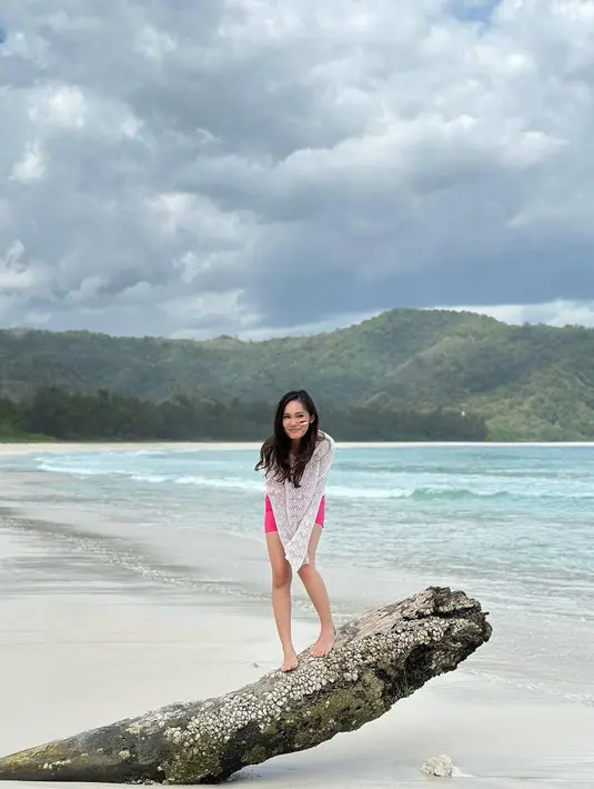 Seru bermain di pantai yang indah, terlihat bahwa pantai ini terkesan sepi dan masih asli. Tentu bisa menikmati keindahan pantai yang indah seperti ini akan menjadi sebuah pengalaman liburan yang menyenangkan. (Liputan6.com/IG/@jennifereve99)