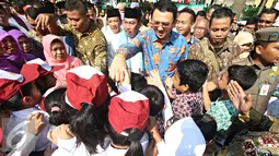 Basuki T Purnama tiba untuk meresmikan RPTRA Tahap II di Jakarta Barat, Kamis (18/2). Pembangunan RPTRA bertujuan sebagai ruang publik bagi warga dengan fasililitas tempat bermain, sarana berolahraga, serta perpustakaan. (Liputan6.com/Immanuel Antonius)