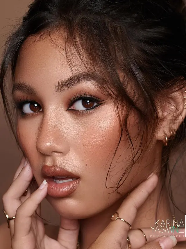 Biasa Natural, Ini 6 Pesona Saskia Chadwick Saat Tampil dengan Makeup Tebal
