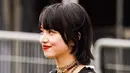 Nana Komatsu tersenyum saat tiba menghadiri koleksi siap pakai Chanel Fall/Winter 2023-2024 Selama Paris Fashion Week 2023. Aktris cantik ini tidak datang sendiri, melainkan bersama suaminya, Masaki Suda. (Instagram/nanakomatsu71)