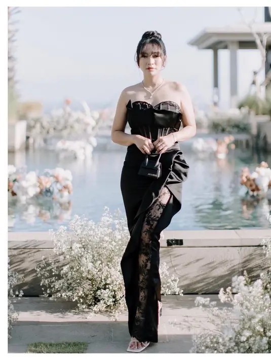 Hesti memberi twist dalam dress-nya dengan menambahkan lace renda hitam yang seksi. [Foto: Instagram @medinadinaaa]