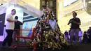 Sebuah instalasi dari tumpukan piala yang dipamerkan dalam Adidas Original Is Never Finished di Senayan City, Jakarta, Rabu (28/2). (Liputan6.com/Angga Yuniar)