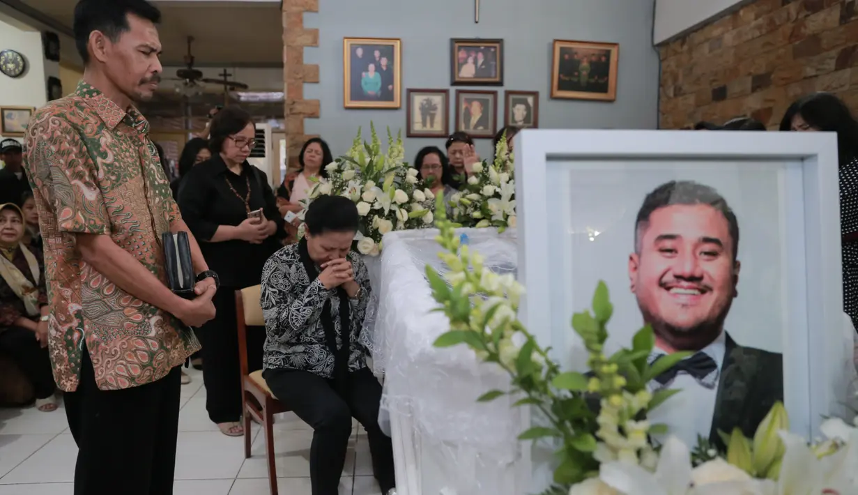 Yang terbaru, dalam usia 32 tahun, penyani Mike Meninggal dunia. Sebelum meninggal, ia bersama dengan temannya bermain PS. Mengaku capek, ia izin untuk tidur. Ia meninggal dunia pada Minggu (31/7) di rumahnya. (Adrian Putra/Bintang.com)