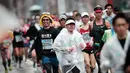 Seorang peserta mengenakan topi karakter Minion saat berlari selama Tokyo Marathon 2019 di Jepang, Minggu (3/3). Sebagian peserta tampil dengan mengenakan kostum unik seperti tokoh kartun. (AFP Photo/Behrouz Mehri)