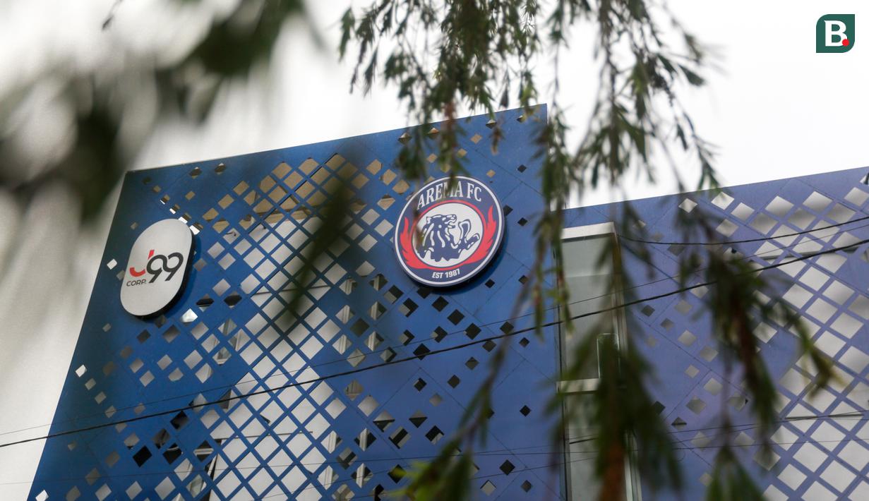 <p>Logo Arema FC dan Juragan 99 yang terpasang di depan mes Arema FC yang terletak di Lowokwaru, Kota Malang, Minggu (09/10/2022). (Bola.com/Bagaskara Lazuardi)</p>
