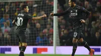 Gelandang Liverpool, Philippe Coutinho (kiri) melakukan selebrasi gol ke gawang Manchester United bersama Emre Can. Pertemuan pada Leg 2 Babak 16 Besar Liga Europa di Stadion Old Trafford, Kamis (18/3/2016) dini hari WIB, berakhir imbang 1-1.  (EPA/Peter 