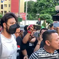 "Urinenya positif THC, amfetamin dan metamfetamin. Berarti tersangka AZ positif menggunakan narkotika jenis sabu dan ganja," sambung Indrawienny. [Foto: KapanLagi.com®/Muhammad Akrom Sukarya]