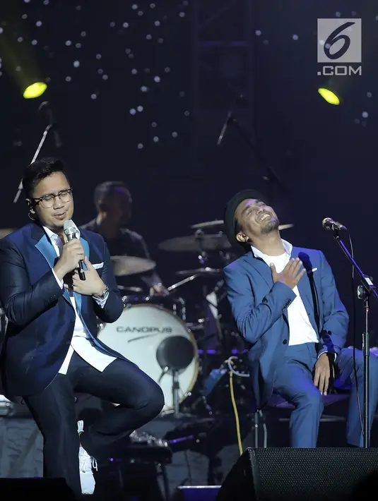 Penyanyi Adera duet bersama Glenn Fredly dalam konser 'Harmonia: Titik Balik' di Balai Sarbini, Jakarta, Kamis (14/2).  Adera  dan Glenn silih berganti akan menghibur penonton yang hadir dengan suara dan kisah-kisah pribadi. (Fimela.com/ Bambang E. Ros)