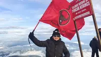 Hasto Sampaikan Pesan Menyentuh Usai Kibarkan Bendera PDIP di Puncak Kerinci