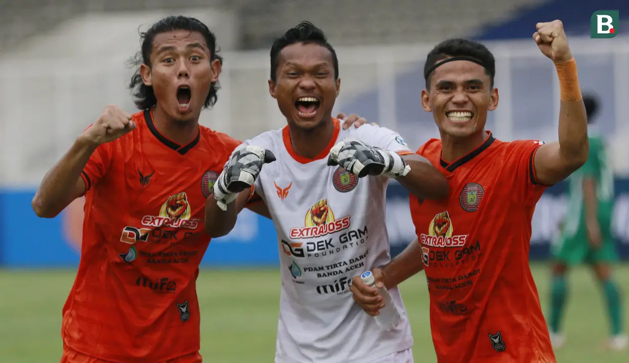 Muhammad Rifaldi (kanan). Bek kanan berusia 25 tahun yang kini memasuki pertama bersama Persiraja Banda Aceh ini dapat diandalkan untuk membantu lini tengah. Kepiawaiannya mengirim umpan matang untuk menjadi gol telah terbukti dengan catatan 6 assist-nya di BRI Liga 1. (Bola.com/M Iqbal Ichsan)