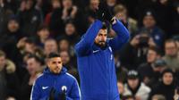 Pemain anyar Chelsea, Olivier Giroud (kanan) saat diperkenalkan pada laga Premier League pekan ke-25 di Stamford Bridge, London (31/1/2018). Giroud direkrut Chelsea dengan mahar 18 juta pounds.  (AFP/Glyn Kirk)