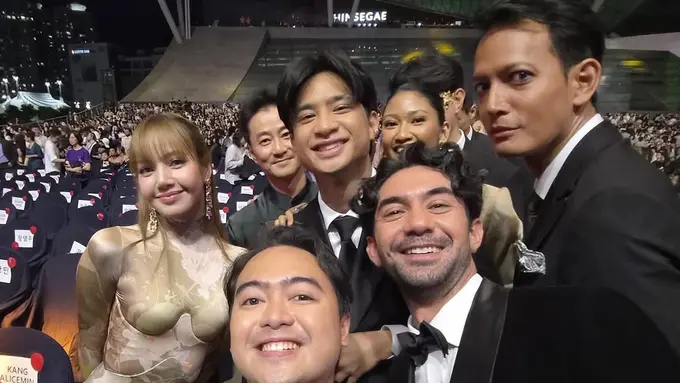 Para Cast Film Pangku Selfie Bersama Lisa Blackpink di Busan International Film Festival