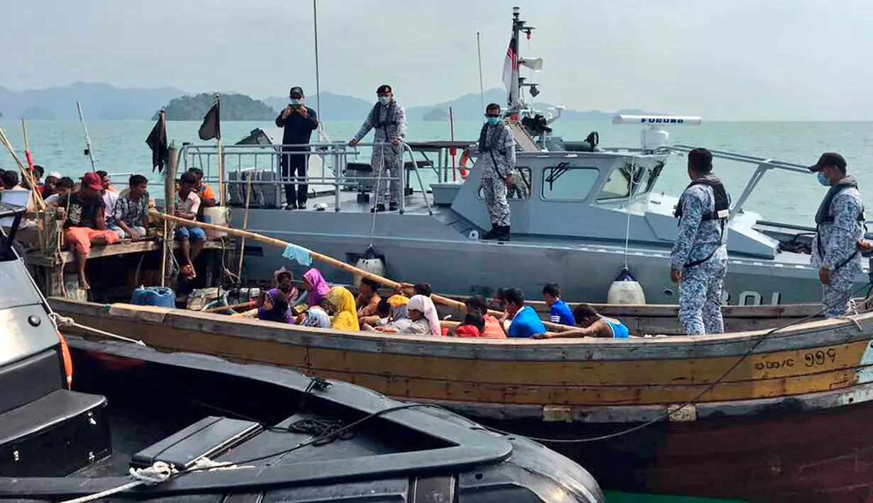 Pasukan AL Malaysia menahan perahu yang membawa pengungsi Rohingya di Langkawi, Malaysia, Selasa (3/4). Badan Pelaksana Maritim Malaysia meningkatkan patroli mereka di Selat Malaka dan Laut Andaman, terutama di dekat Langkawi (Royal Malaysian Navy via AP)