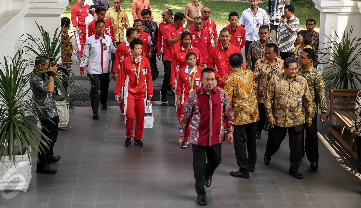 Kontingen Indonesia untuk Olimpiade Rio De Janeiro Brasil 2016 tiba di Istana Merdeka, Jakarta, Rabu (24/8). Rombongan yang dipimpin Menpora Imam Nahrowi itu diterima Presiden Jokowi di ruang pertemuan utama Istana Merdeka. (Liputan6.com/Faizal Fanani)