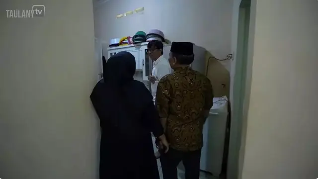 Mangkok Warna-Warni Jadi Pemanis di Atas Lemari