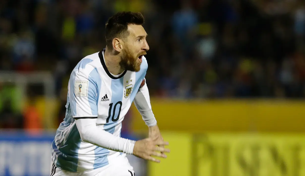 Pemain timnas Argentina, Lionel Messi berselebrasi usai mencetak gol ke gawang Ekuador pada Kualifikasi Piala Dunia 2018, di Stadion Atahualpa, Rabu (11/10). Hat-trick Messi membawa Argentina lolos ke Piala Dunia dengan skor 3-1. (AP/Fernando Vergara)