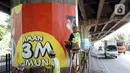 Pekerja seni membuat mural bertema Covid-19 pada pilar Jalan Tol Ir. Wiyoto Wiyono di kawasan Cempaka Putih, Jakarta, Rabu (2/12/2020). Pembuatan mural pada 100 pilar tersebut bertujuan untuk menghiasi kolong tol agar lebih berwarna. (Liputan6.com/Immanuel Antonius)