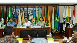 Ketua Panitia Perancang Undang-undang DPD RI, Gede Pasek Suardika (kedua kiri) menyesalkan keputusan Badan Legislasi DPR yang tidak melibatkan DPD dalam perubahan UU MD3, Senayan, Jakarta, Selasa (25/11/2014). (Liputan6.com/Andrian M Tunay)