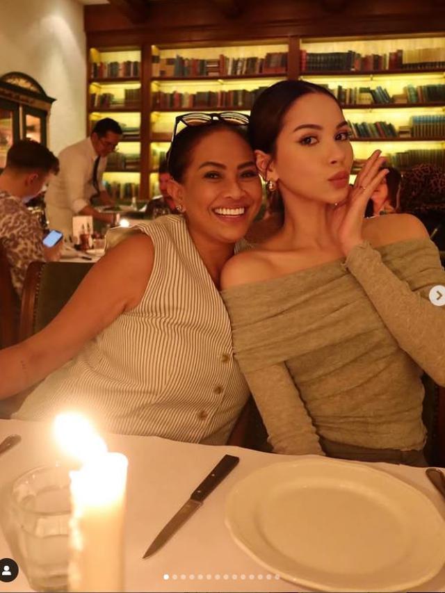 6 Potret Alyssa Daguise dan Risa Dewi Sang Ibunda, Bahagia Jalani Umrah Bareng