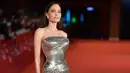 <p>Angelina Jolie terlihat bagus memakai apapun. Salah satu yang sempat menarik perhatian adalah ketika Angelina Jolie tampil dengan gaun perak berantai dari Atelier Versace yang seksi, memberikan kesan kuat, dan tidak mungkin diabaikan. Foto: Instagram.</p>
