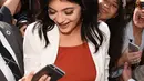 Meski berbeda dengan sang kakak, Kendall Jenner. Kylie rupanya merubah bentuk wajahnya agar terlihat cocok ketika ia di makeup demi sesi pemotretan dan tampil keren di red carpet. (AFP/Bintang.com)