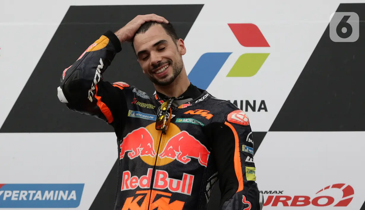 Pembalap MotoGP dari tim Red Bull KTM Factory Racing, Miguel Oliveira usai memenangi ajang Pertamina Mandalika International Street Sirkuit, Nusa Tenggara Barat, Minggu (20/3/2022). Miguel Oliveira menempati podium utama ajang MotoGP Mandalika. (Liputan6.com/Helmi Fithriansyah)