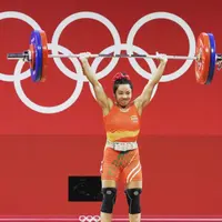 Mirabai Chanu, atlet angkat besi asal India dapat bonus pizza dan tiket bioskop seumur hidup usai raih medali perak di Olimpiade Tokyo 2020. (Instagram/mirabaichanu).