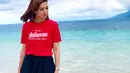 Momen Najwa Shihab berlibur melepas penat dengan berkunjung ke pantai selalu curi perhatian. Terlebih outfit merah yang dikenakan oleh presenter acara Mata Najwa tersebut. Kaus tersebut bertuliskan Indonesia yang membuat publik kian terkesima akan sosok Najwa Shihab. (Liputan6.com/IG/@najwashihab)