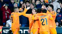 Real Madrid sukses membawa pulang poin penuh saat bertamu ke markas Valencia dalam laga tunda pekan ke-12 LaLiga Spanyol 2024/2025 di Mestalla Stadium pada Sabtu (4/1/2025) dini hari WIB. (AFP/Jose Jordan)