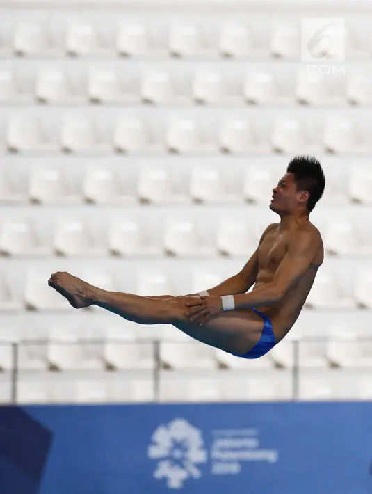 Atlet loncat indah asal China, Yang Jian melakukan lompatan pada nomor mens's 10m platform preliminary Asian Games 2018 di Jakarta, Sabtu (1/9). (Merdeka.com/Imam Buhori)