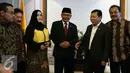 Ketua Umum Partai Golkar Setya Novanto saat DPD RI (kedua kanan) menyambut kedatangan DPD RI ke DPP Partai Golkar, Jakarta, Rabu (9/11). Kedatangan DPD untuk silaturahmi dan membahas isu - isu aktual terkait Pilkada. (Liputan6.com/Johan Tallo)
