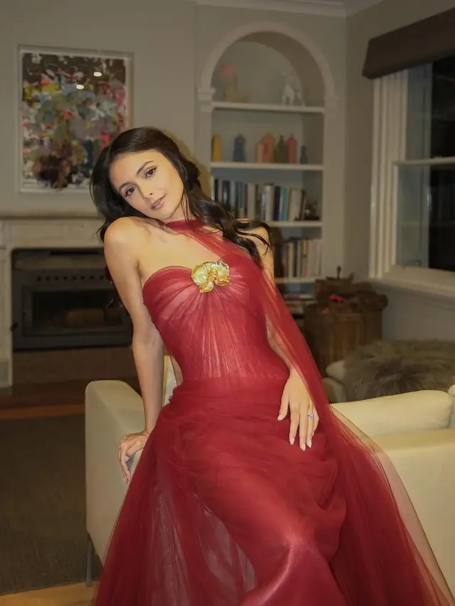 Potret Amanda Rawles Tampil Bak Lady in Red nan Elegan dalam Balutan Gaun Tulle Hian Tjen Couture