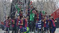 Pemain Barcelona merayakan keberhasilan menjadi juara Supercopa de Espana setelah menang 5-2 atas Real Madrid dalam laga final yang digelar di King Abdullah Sport City Stadium, Jeddah, Arab Saudi, Senin (13/1/2025) dini hari WIB. (FADEL SENNA / AFP)