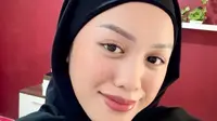 Mendadak Lolly anak Nikita Mirzani mengunggah dua potret pakai hijab di Instagram Stories. Ia mengucap bismillah dan ngaku merasa cantik dengan hijab. (Foto: Dok. Instagram @laurameizanimawardi)