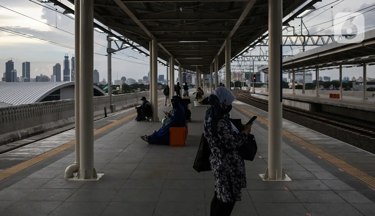 Aktivitas penumpang yang menunggu kereta saat jam pulang kantor, Jakarta, Rabu (17/11/2021). Pemerintah menyatakan status level PPKM di luar Jawa Bali tidak berubah dan tetap yang berlaku hingga pekan depan yaitu, pada 16-29 November 2021. (Liputan6.com/Johan Tallo)
