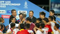 Para pemain Timnas Vietnam U-23 merayakan keberhasilan menjadi juara Piala AFF U-23 2023, Sabtu (26/8/2023) malam WIB di Rayong Provincial Stadium, Thailand. (Dok. VFF)